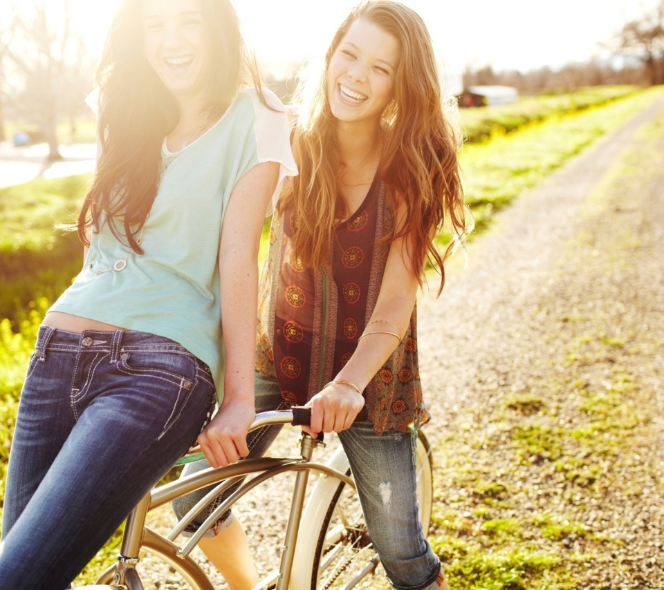 Happy Smiles Of Teen Girls screenshot #1 960x854