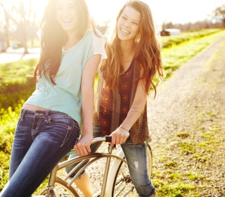Happy Smiles Of Teen Girls papel de parede para celular para iPad