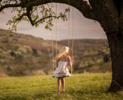 Das Girl On Tree Swing Wallpaper 176x144