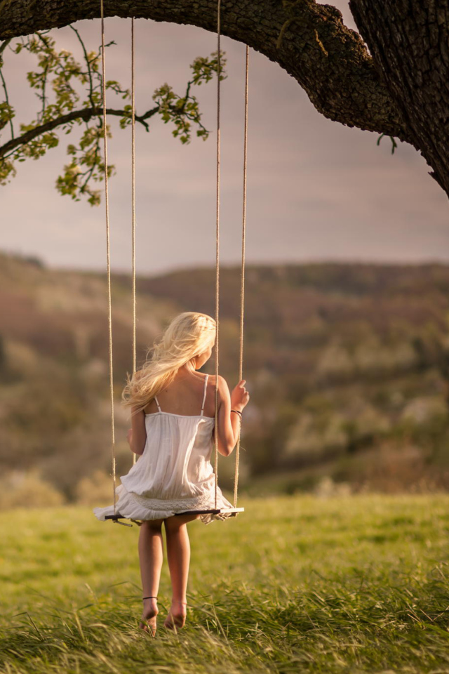 Das Girl On Tree Swing Wallpaper 640x960
