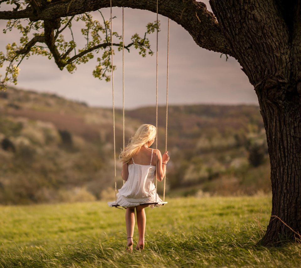 Das Girl On Tree Swing Wallpaper 960x854
