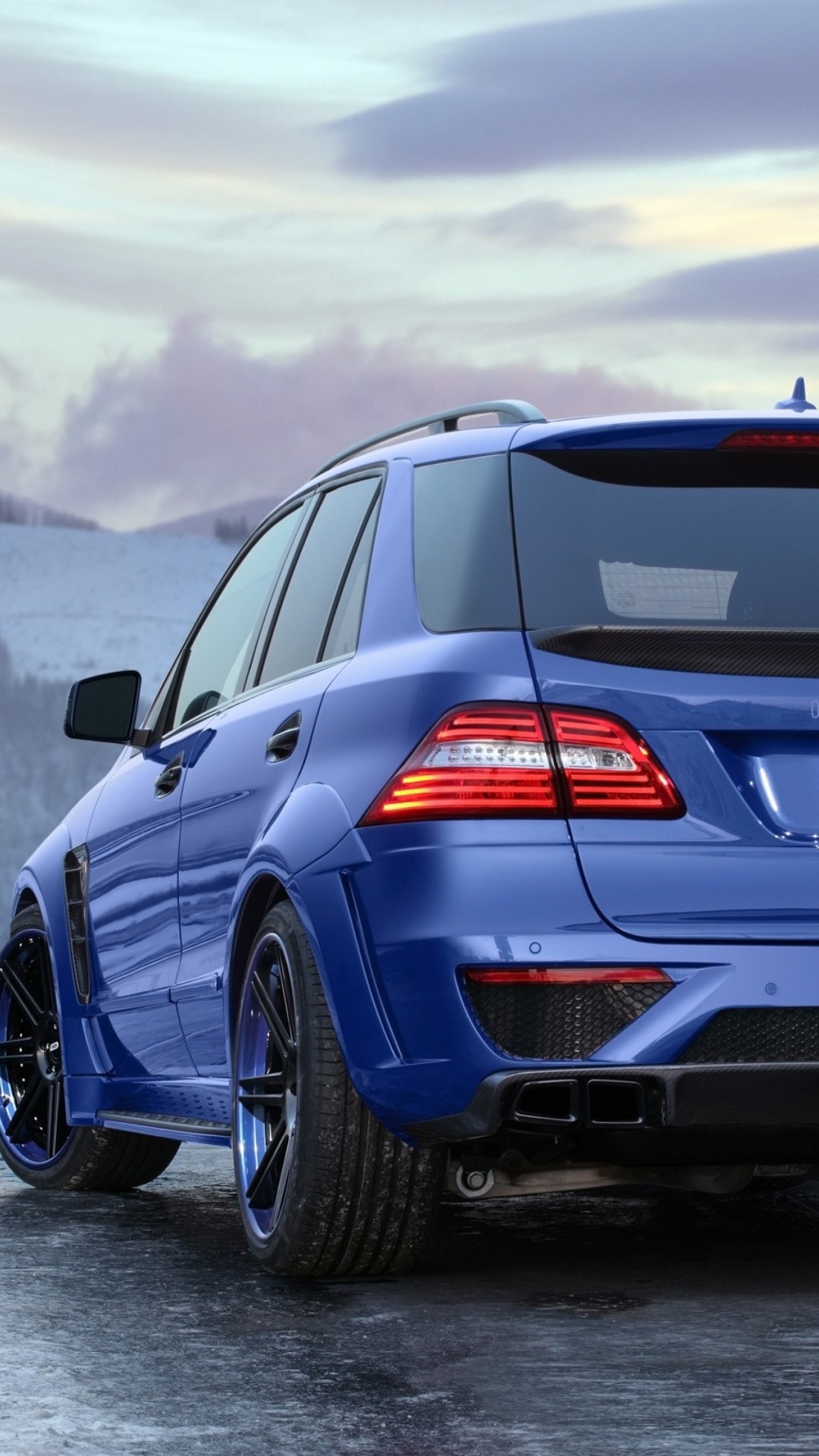 Fondo de pantalla 2012 Mercedes Benz ML63 AMG 1080x1920