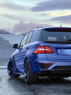 Das 2012 Mercedes Benz ML63 AMG Wallpaper 240x320