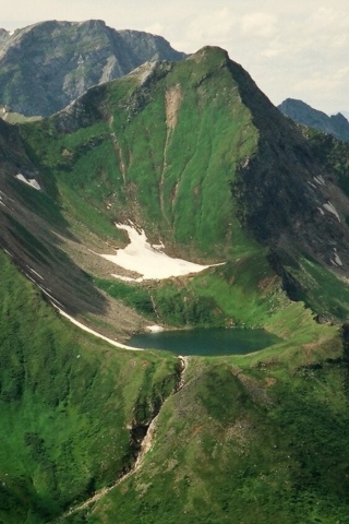 Fondo de pantalla Green Volcano Crater 320x480