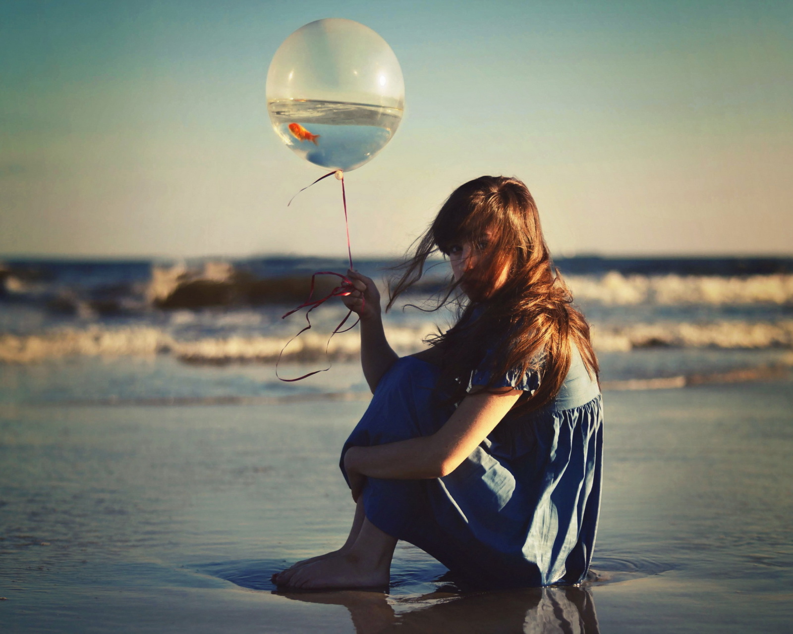 Обои Girl With Balloon On Beach 1600x1280