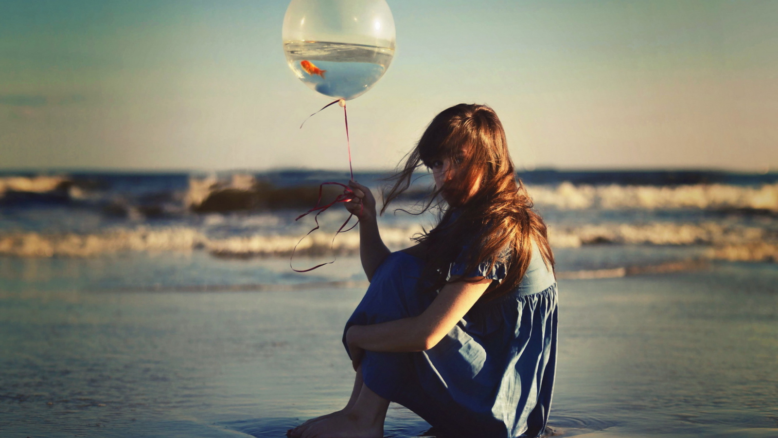 Screenshot №1 pro téma Girl With Balloon On Beach 1600x900