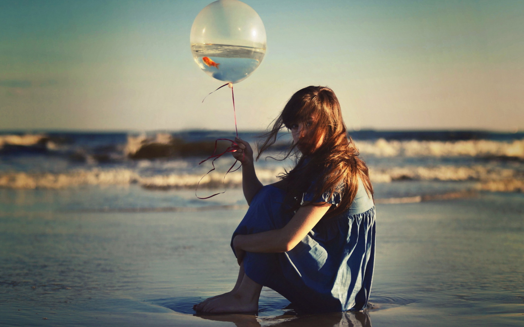 Screenshot №1 pro téma Girl With Balloon On Beach 1680x1050