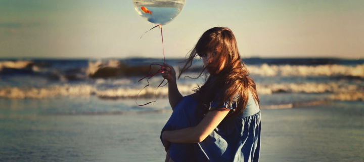 Обои Girl With Balloon On Beach 720x320