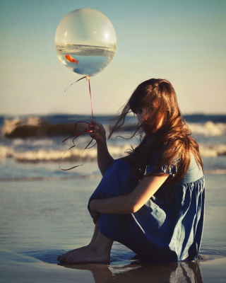 Girl With Balloon On Beach - Obrázkek zdarma pro 240x320