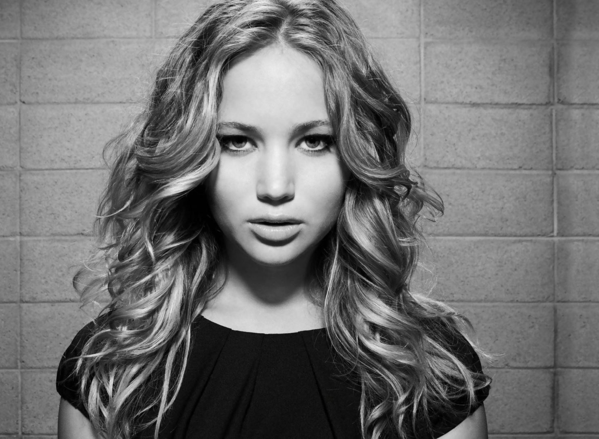 Screenshot №1 pro téma Jennifer Lawrence Black And White Portrait 1920x1408