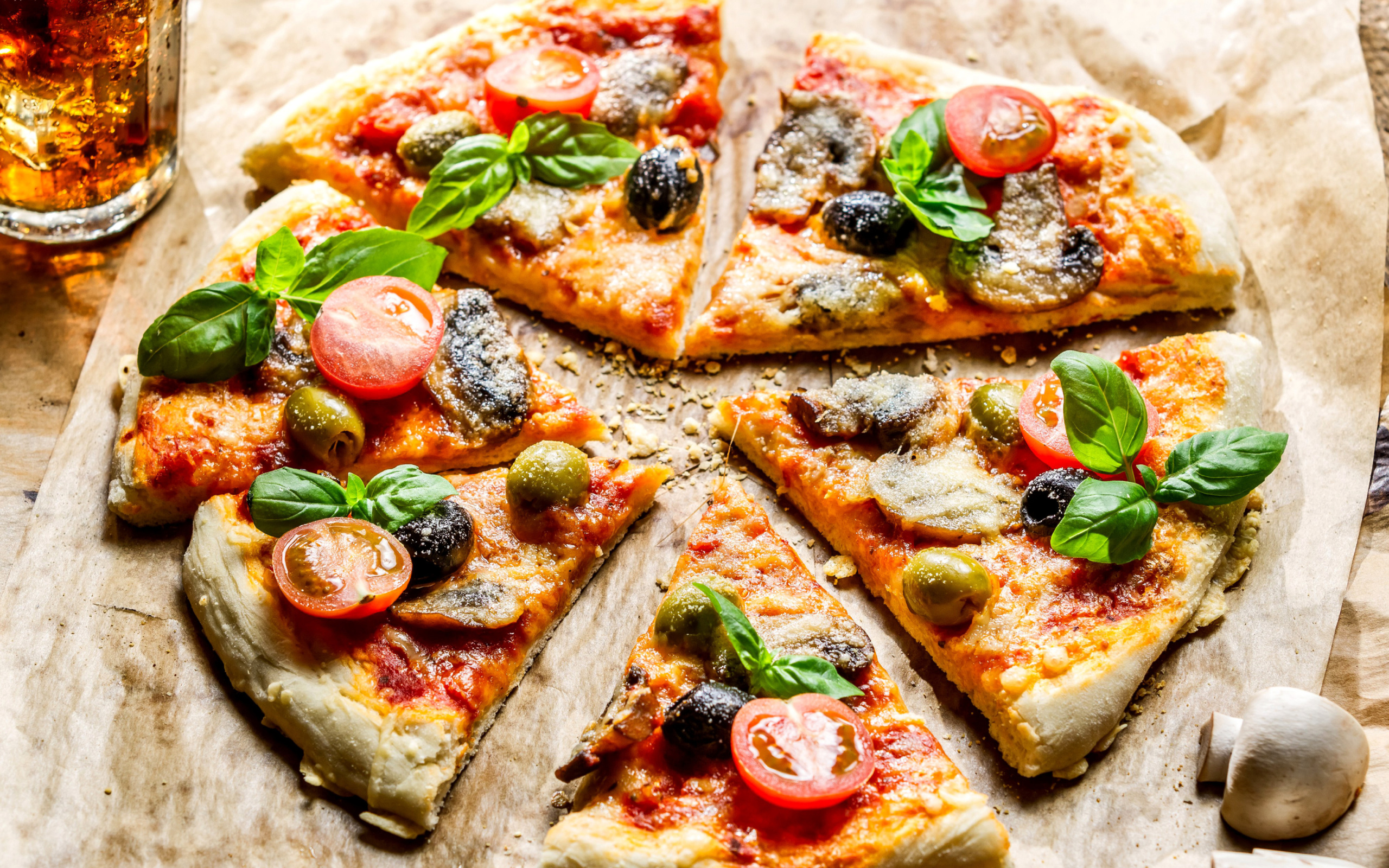 Das Pizza with olives Wallpaper 2560x1600