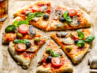 Das Pizza with olives Wallpaper 320x240