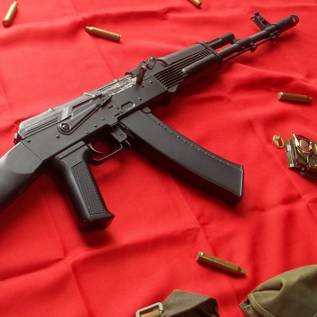 Sfondi AK47 Assault Rifle and USSR Flag 1024x1024