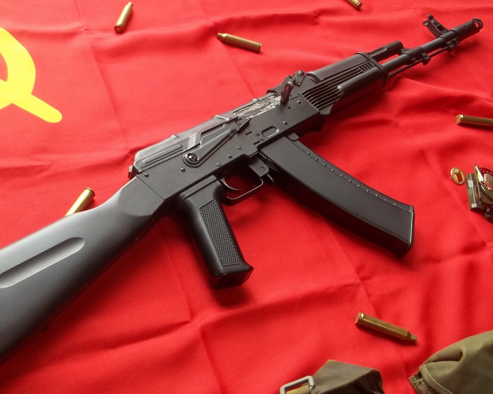 Fondo de pantalla AK47 Assault Rifle and USSR Flag 1600x1280