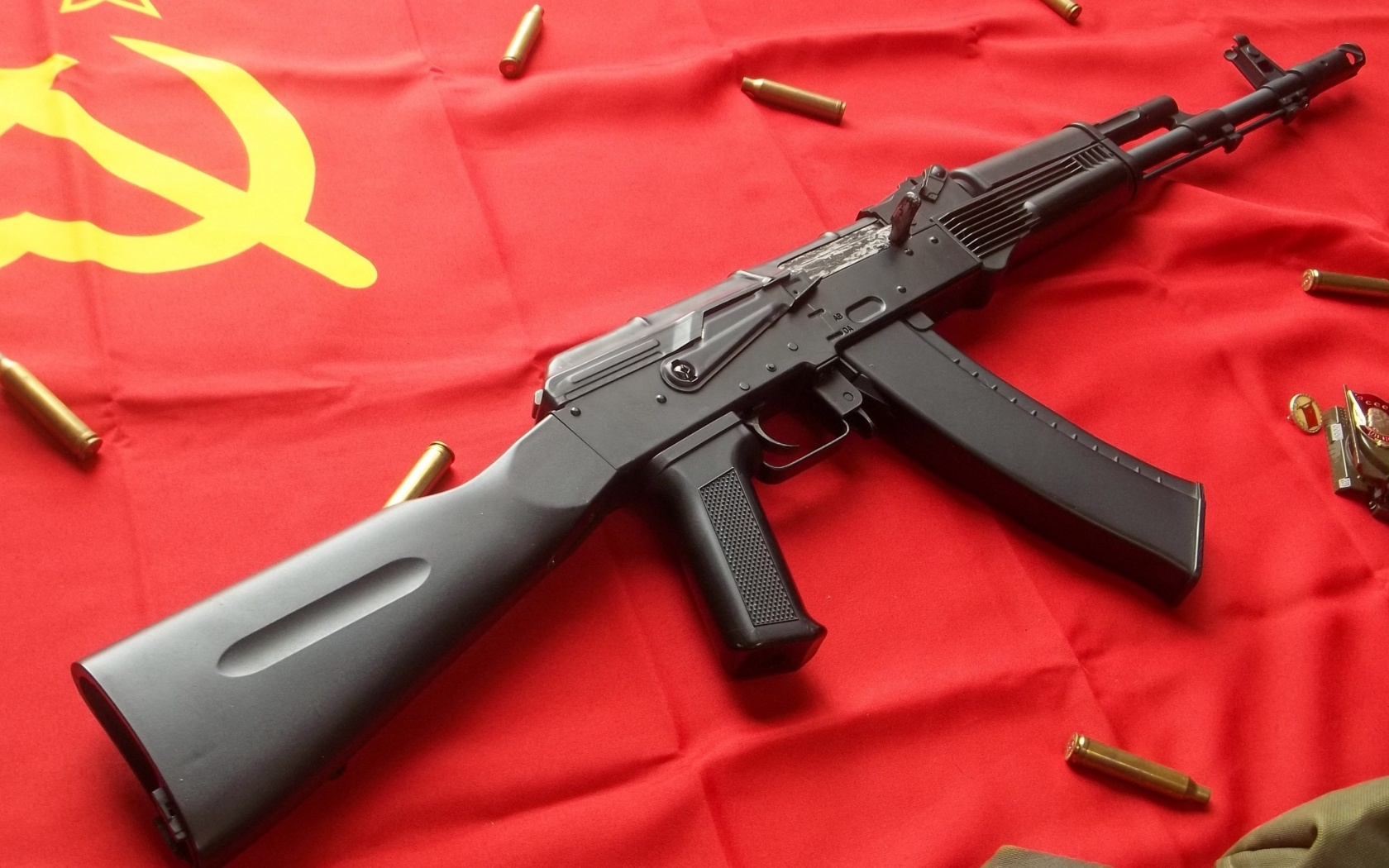 Sfondi AK47 Assault Rifle and USSR Flag 1680x1050