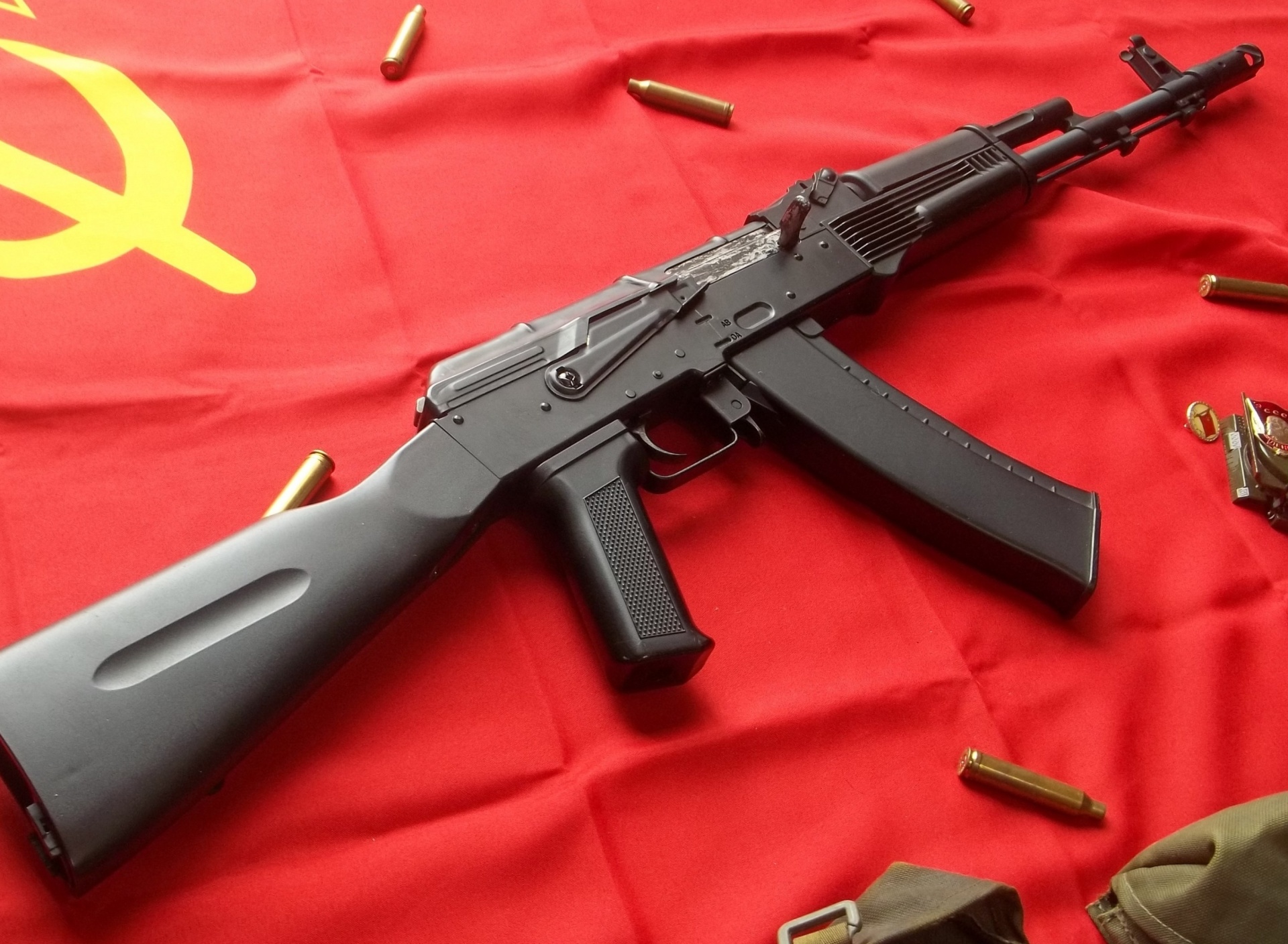 Fondo de pantalla AK47 Assault Rifle and USSR Flag 1920x1408