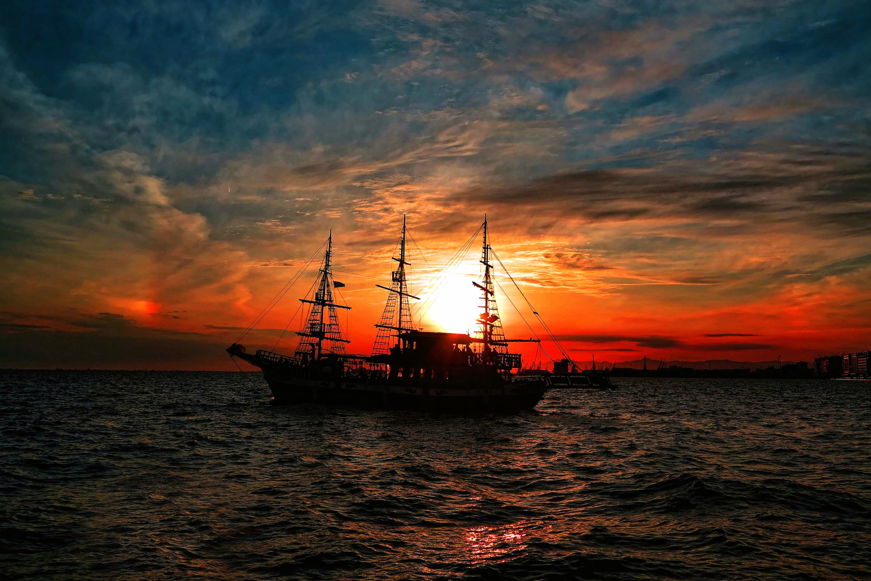 Обои Ship in sunset 2880x1920