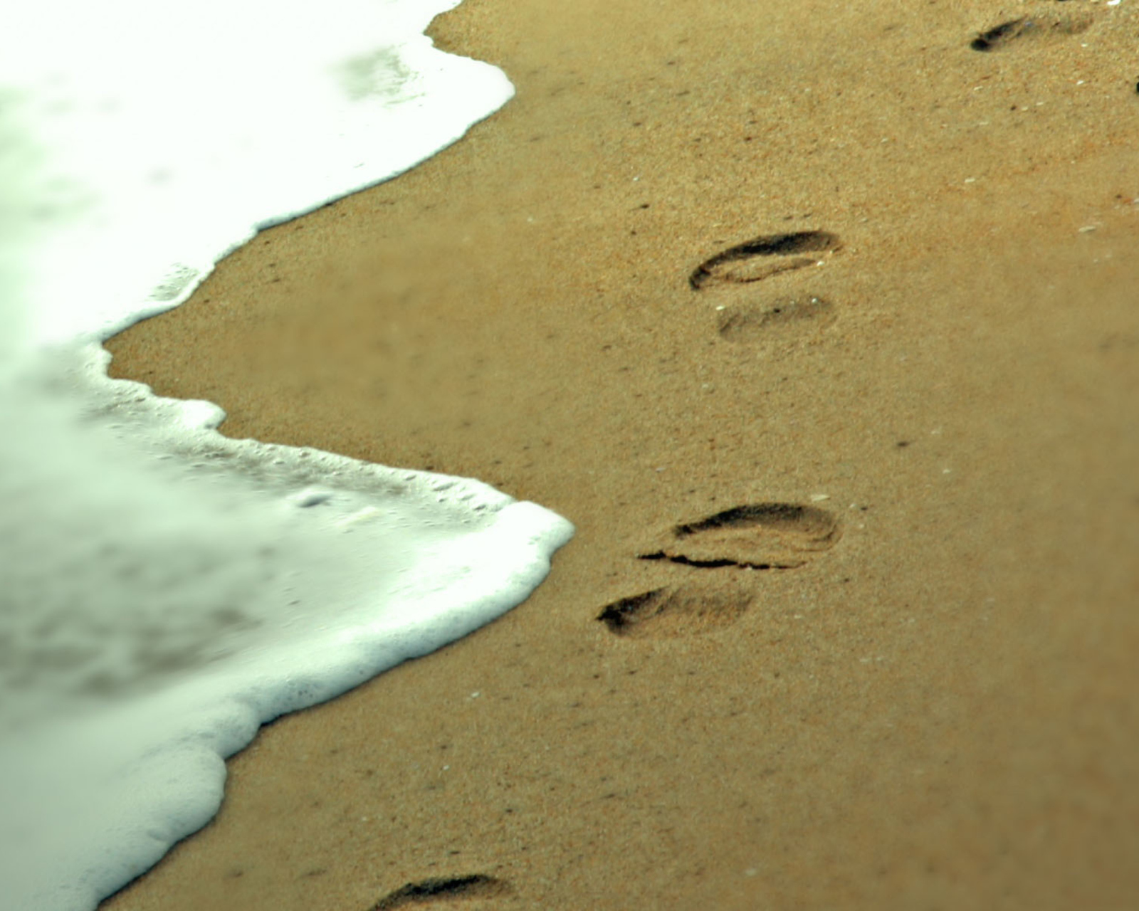 Das Footprints On Sand Wallpaper 1600x1280