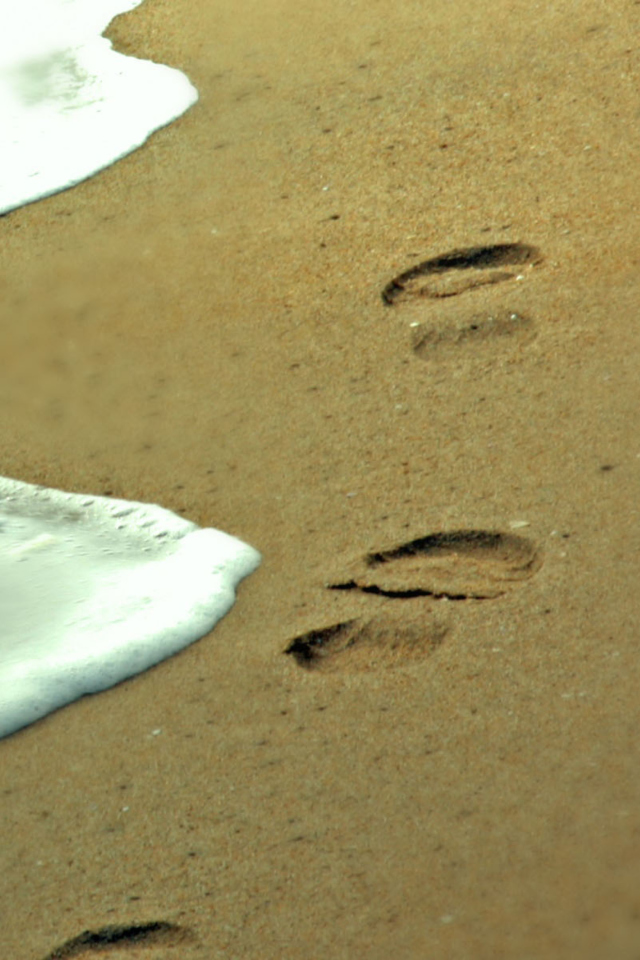 Das Footprints On Sand Wallpaper 640x960