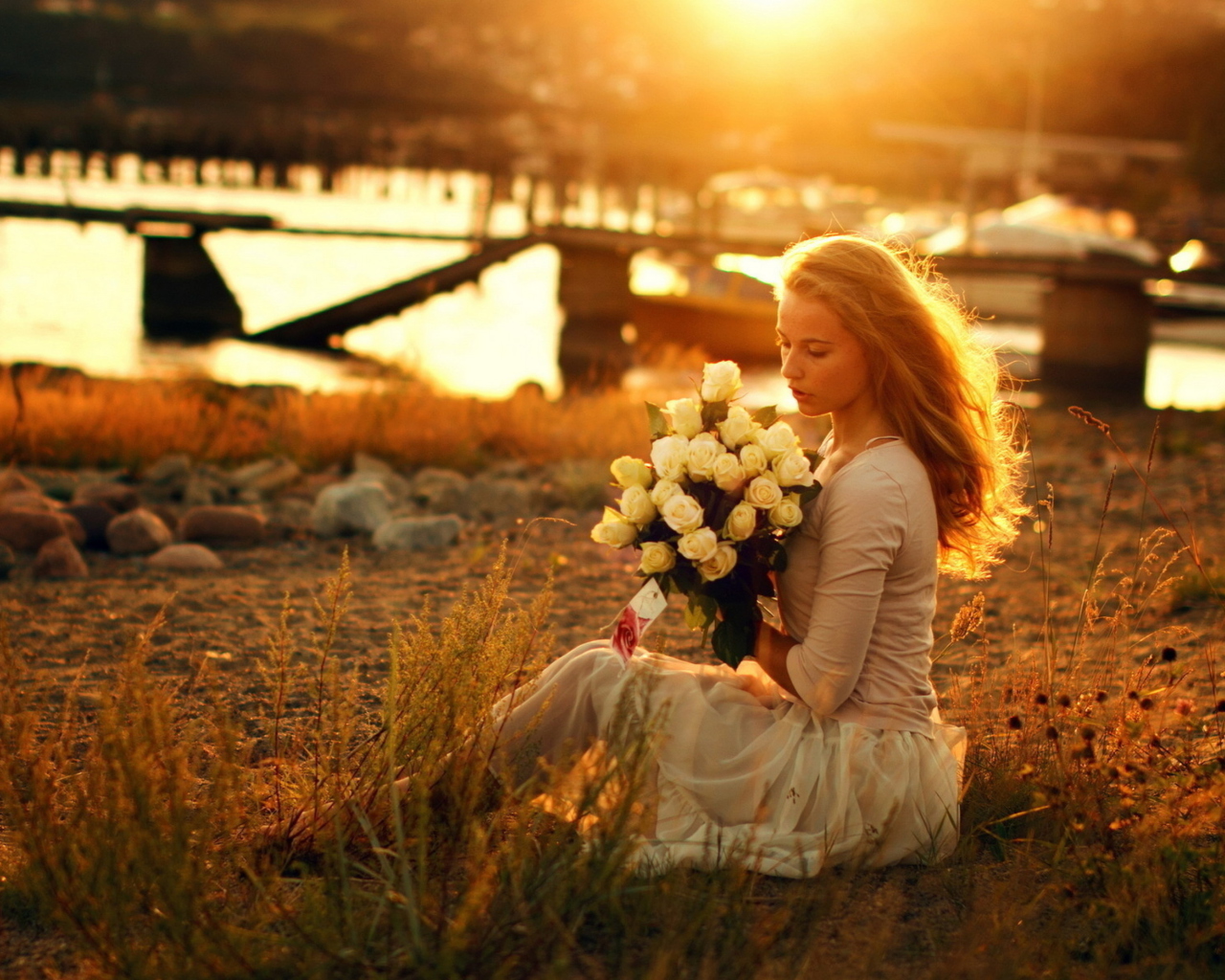 Fondo de pantalla Pretty Girl With White Roses Bouquet 1280x1024