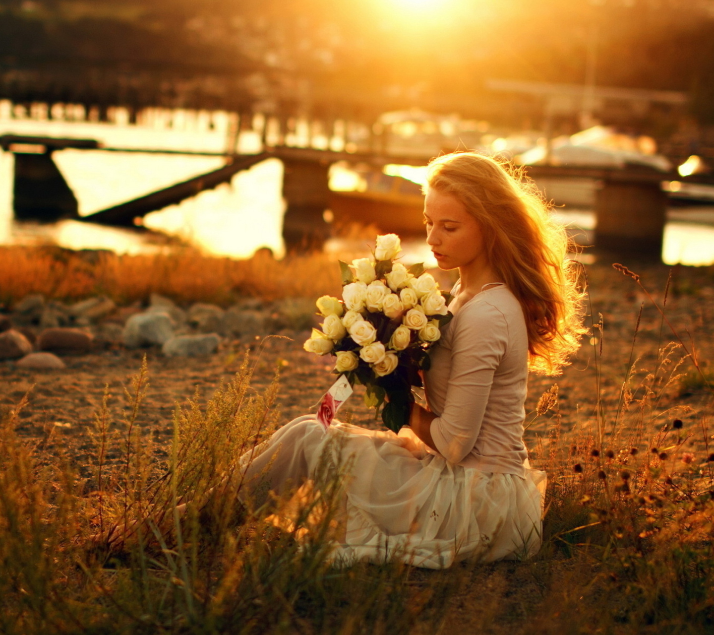 Sfondi Pretty Girl With White Roses Bouquet 1440x1280
