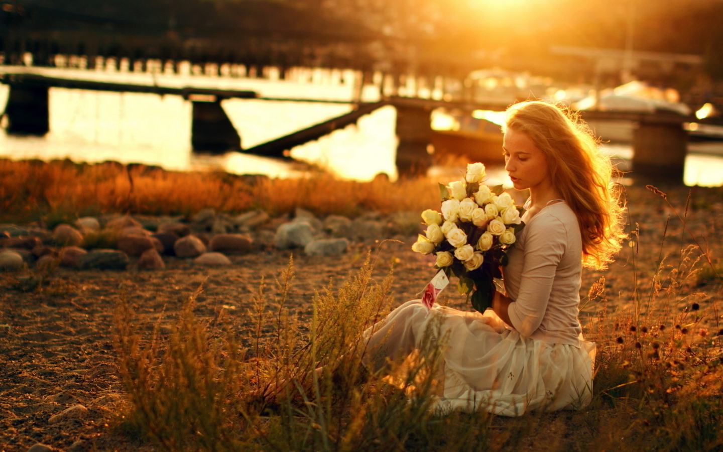 Обои Pretty Girl With White Roses Bouquet 1440x900