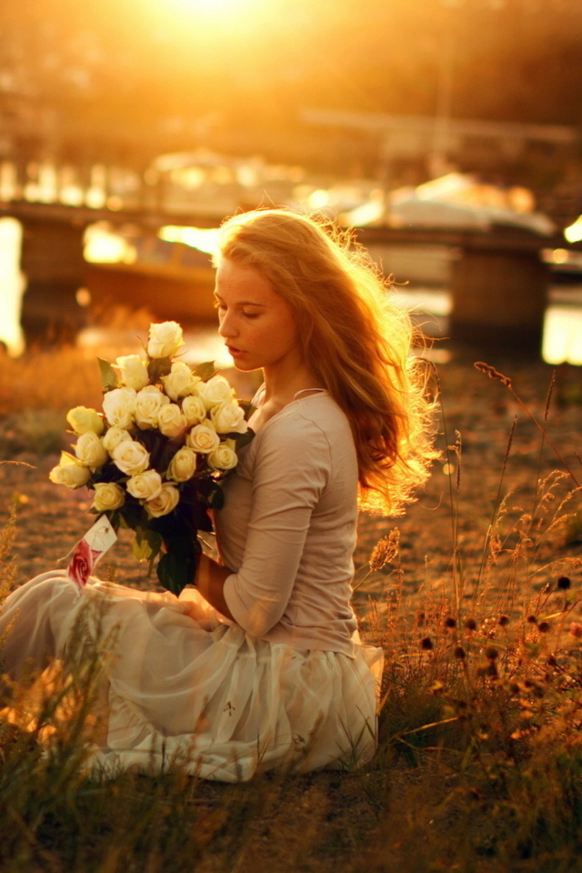Fondo de pantalla Pretty Girl With White Roses Bouquet 640x960