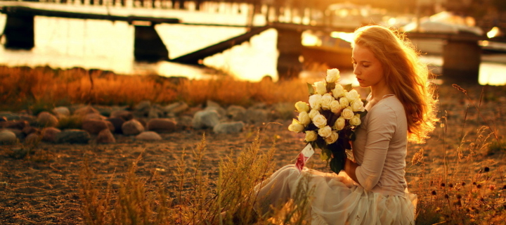 Screenshot №1 pro téma Pretty Girl With White Roses Bouquet 720x320