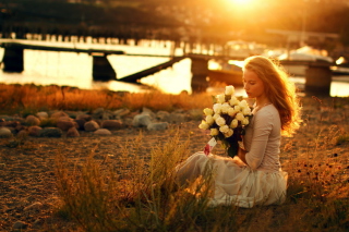 Pretty Girl With White Roses Bouquet - Obrázkek zdarma 
