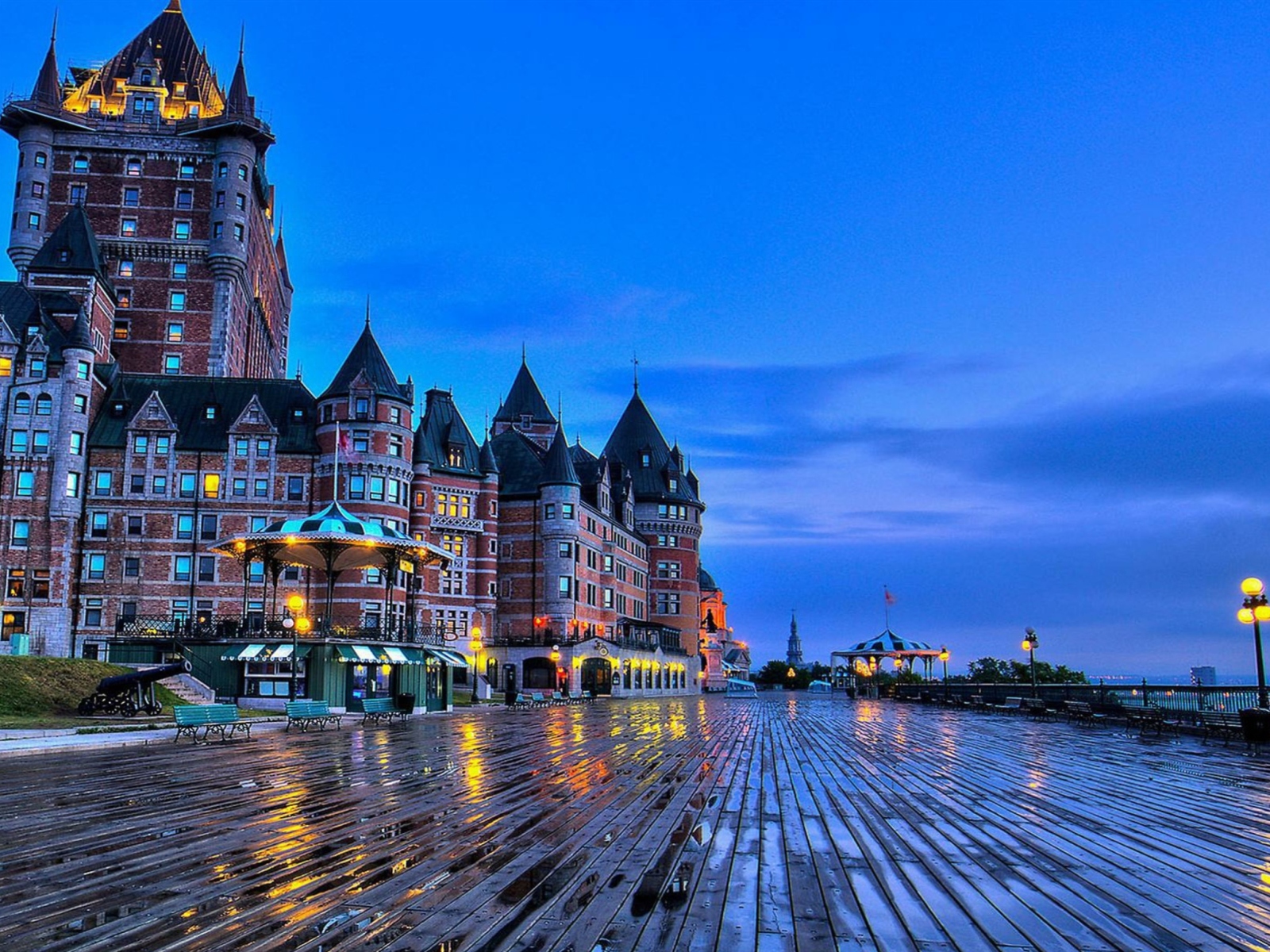 Château Frontenac - Grand Hotel in Quebec wallpaper 1600x1200