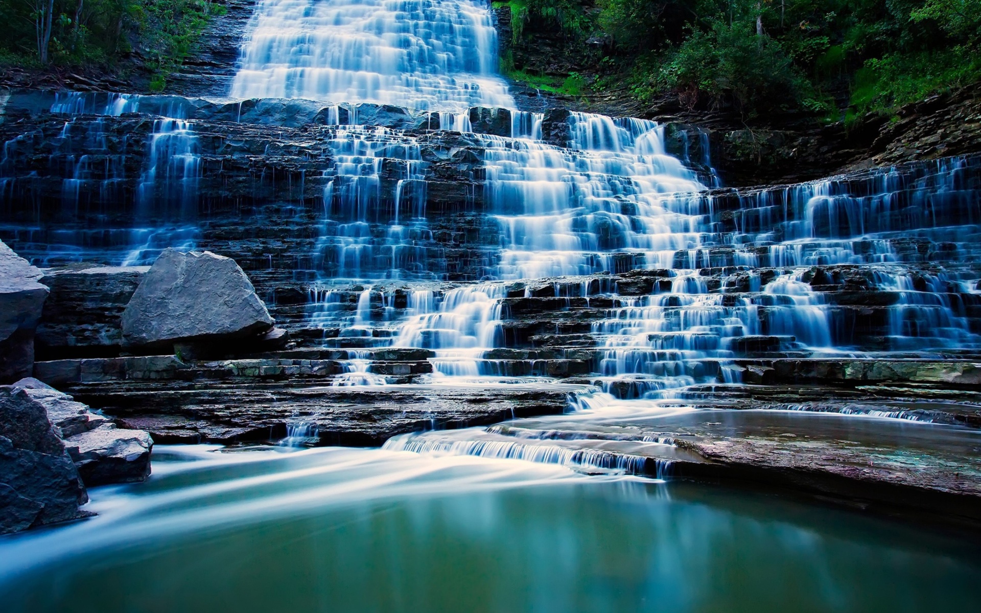Das Albion Falls cascade waterfall in Hamilton, Ontario, Canada Wallpaper 1920x1200