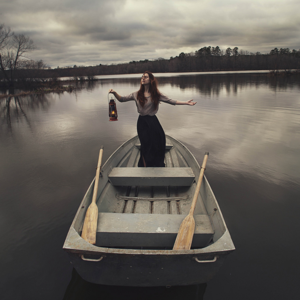 Screenshot №1 pro téma Girl In Boat With Candle 1024x1024