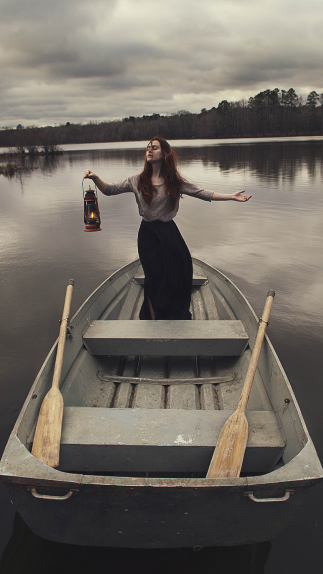 Screenshot №1 pro téma Girl In Boat With Candle 640x1136