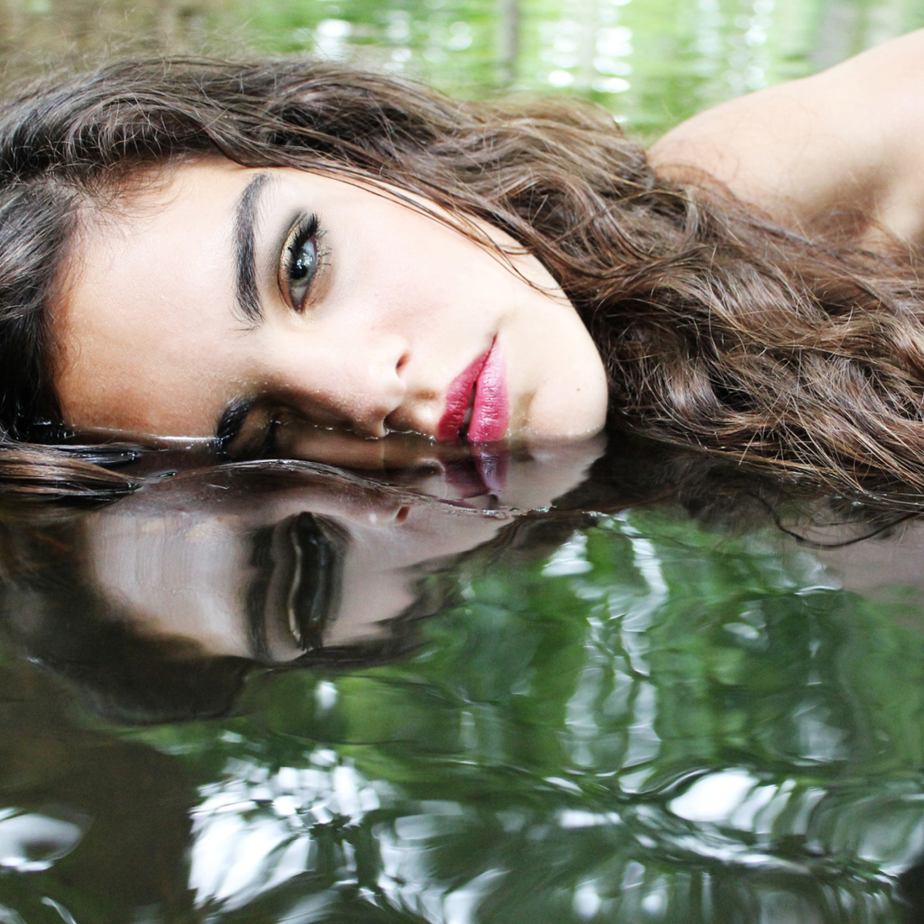 Beautiful Model And Reflection In Water wallpaper 1024x1024