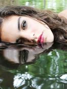 Screenshot №1 pro téma Beautiful Model And Reflection In Water 132x176