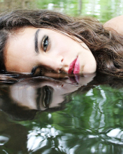 Screenshot №1 pro téma Beautiful Model And Reflection In Water 176x220