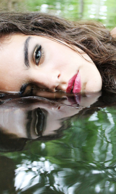 Screenshot №1 pro téma Beautiful Model And Reflection In Water 240x400