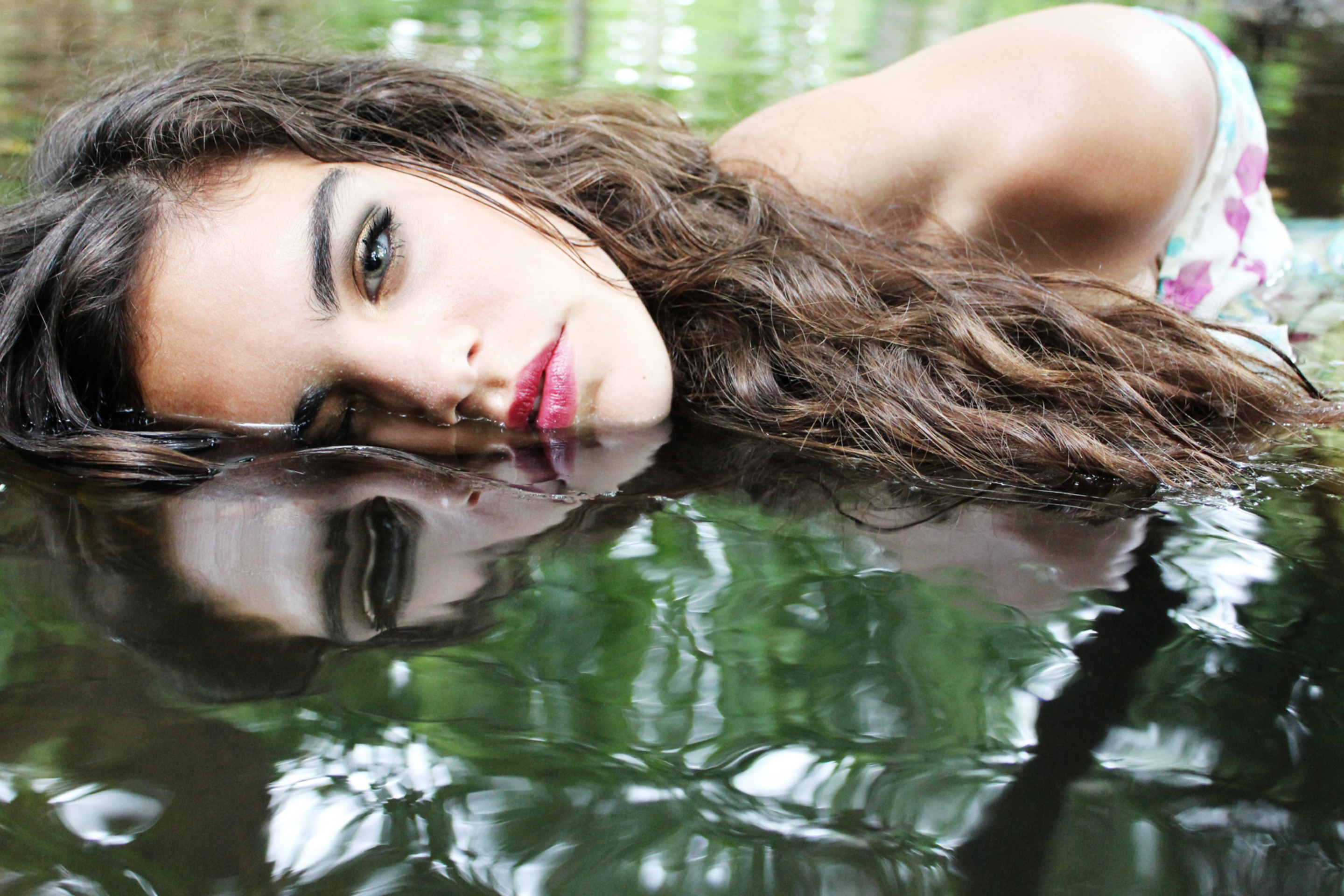 Beautiful Model And Reflection In Water screenshot #1 2880x1920