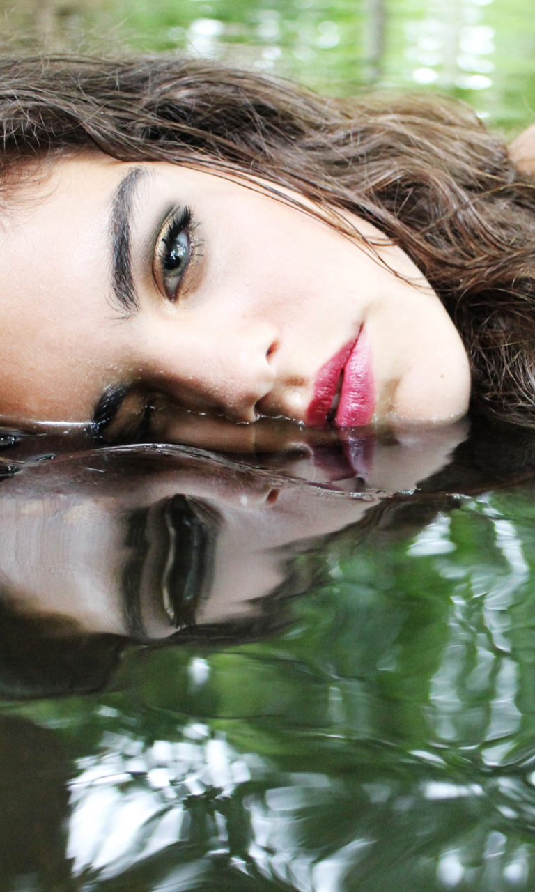 Обои Beautiful Model And Reflection In Water 768x1280
