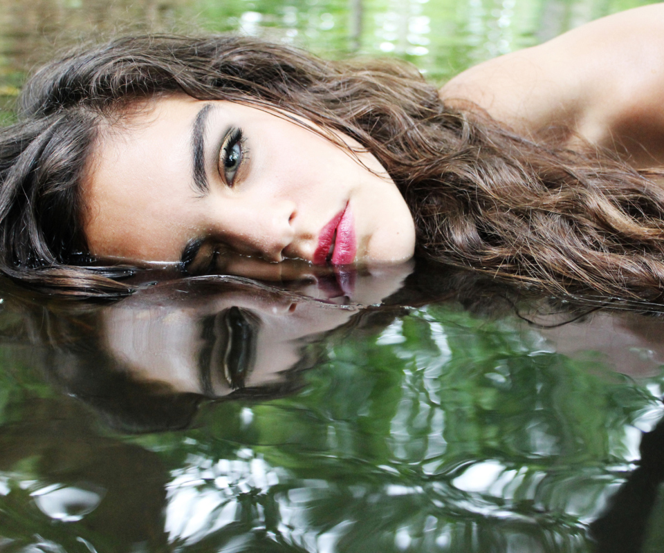 Screenshot №1 pro téma Beautiful Model And Reflection In Water 960x800