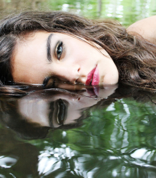 Beautiful Model And Reflection In Water - Obrázkek zdarma pro Nokia X3