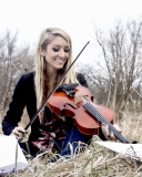 Das Blonde Girl Playing Violin Wallpaper 128x160