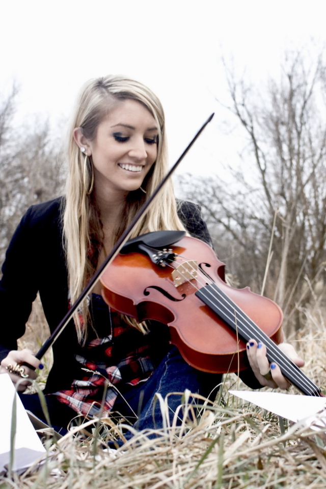 Обои Blonde Girl Playing Violin 640x960
