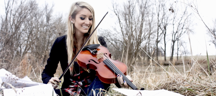 Blonde Girl Playing Violin screenshot #1 720x320