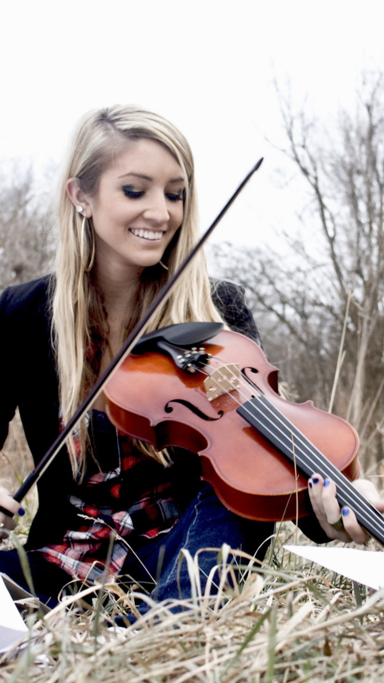 Обои Blonde Girl Playing Violin 750x1334