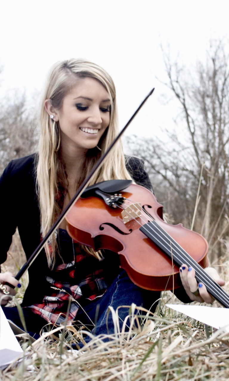 Sfondi Blonde Girl Playing Violin 768x1280