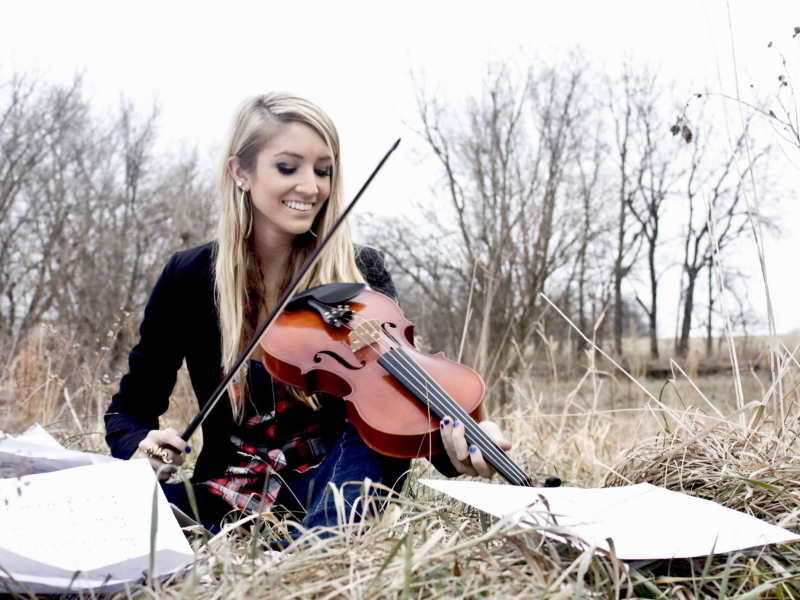 Blonde Girl Playing Violin screenshot #1 800x600