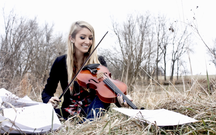 Fondo de pantalla Blonde Girl Playing Violin