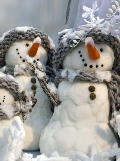 Sfondi Cute Snowmen 240x320