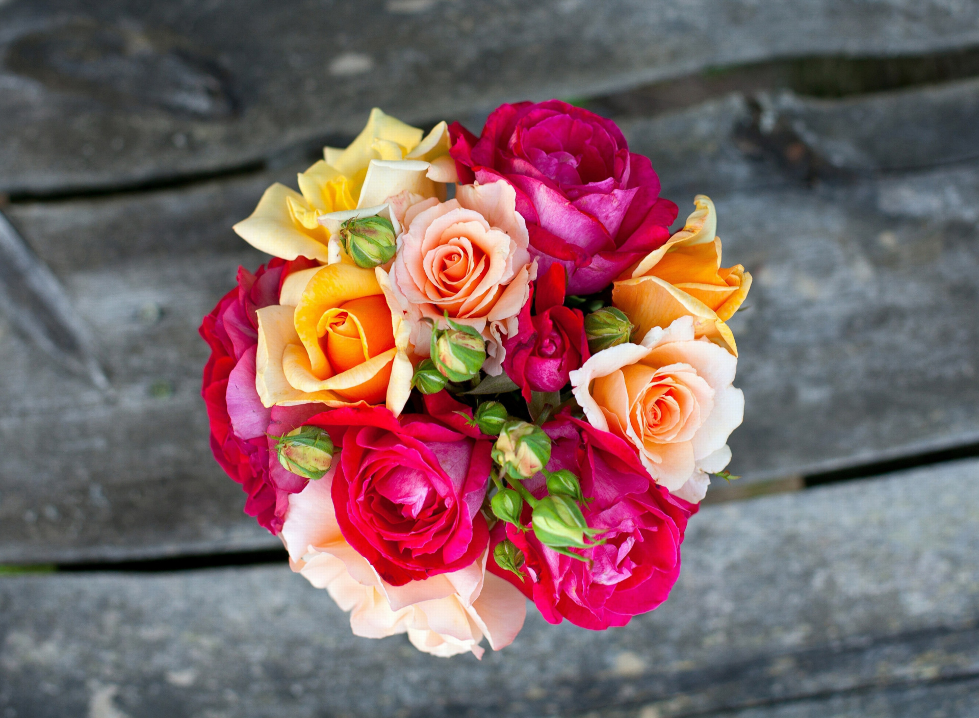 Обои Rustic Rose Bouquet 1920x1408